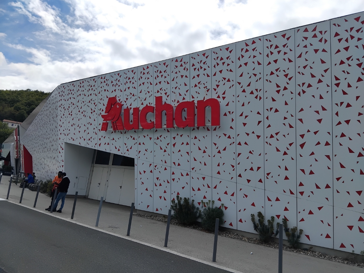 Enseignes et signalétique parking 64 magasins AUCHAN - UNIVERS ENSEIGNES