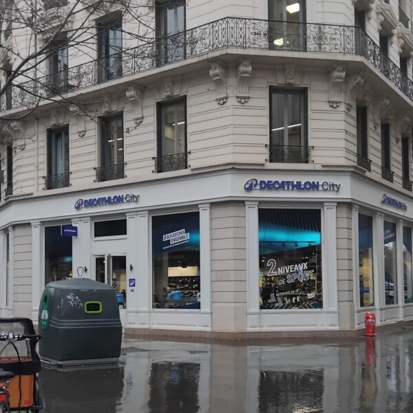 Nouvelle identité visuelle enseigne Decathlon Lyon grolée